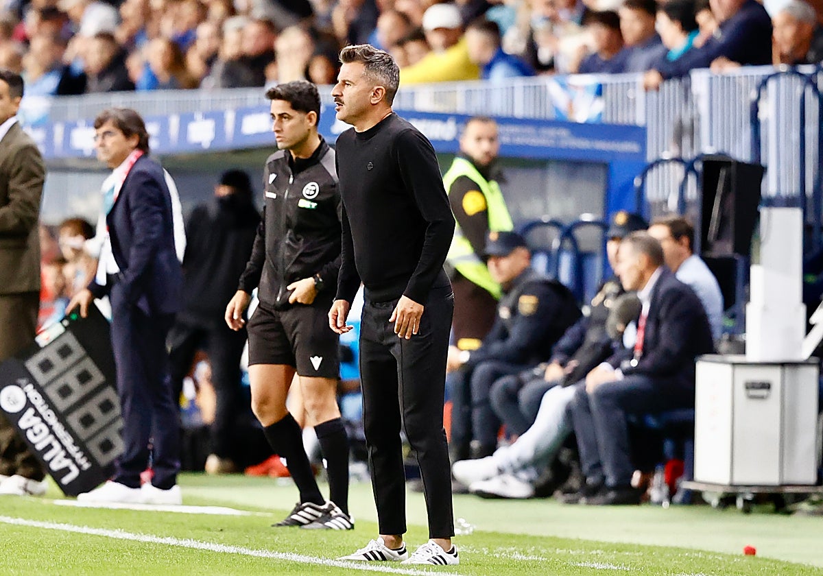 Iván Ania observa a sus jugadores en el empate ante el Málaga