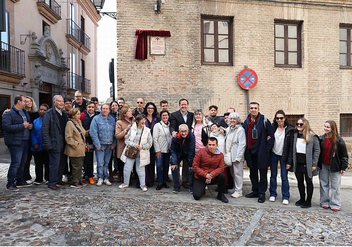 El alcalde, con la presidenta de Apanas y miembros de la asocación