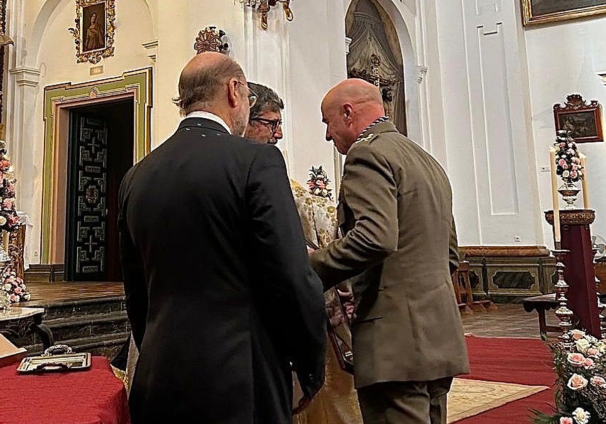 El general de la Brigada, con la medalla y el nombramiento, junto a Miguel Varona y el hermano mayor, Luis Galán, este domingo