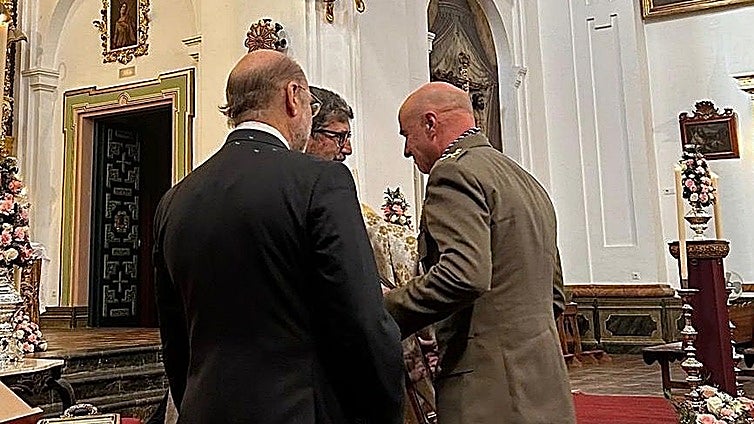 La Brigada Guzmán el Bueno recibe el nombramiento de hermana de honor de la Quinta Angustia de Córdoba