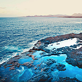 Tres bañistas heridos al ser arrastrados por un golpe de mar en la Los Charcones (Lanzarote)