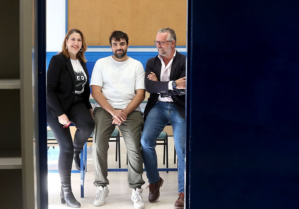 La edil Eva Contador, el alumno Antonio Manuel Castro y el empresario Francisco Javier Fernández, en una de las aulas
