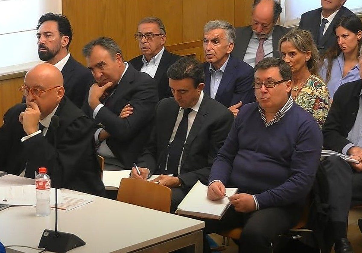Los acusados y sus defensas en una de las jornadas del juicio por la 'trama eólica'