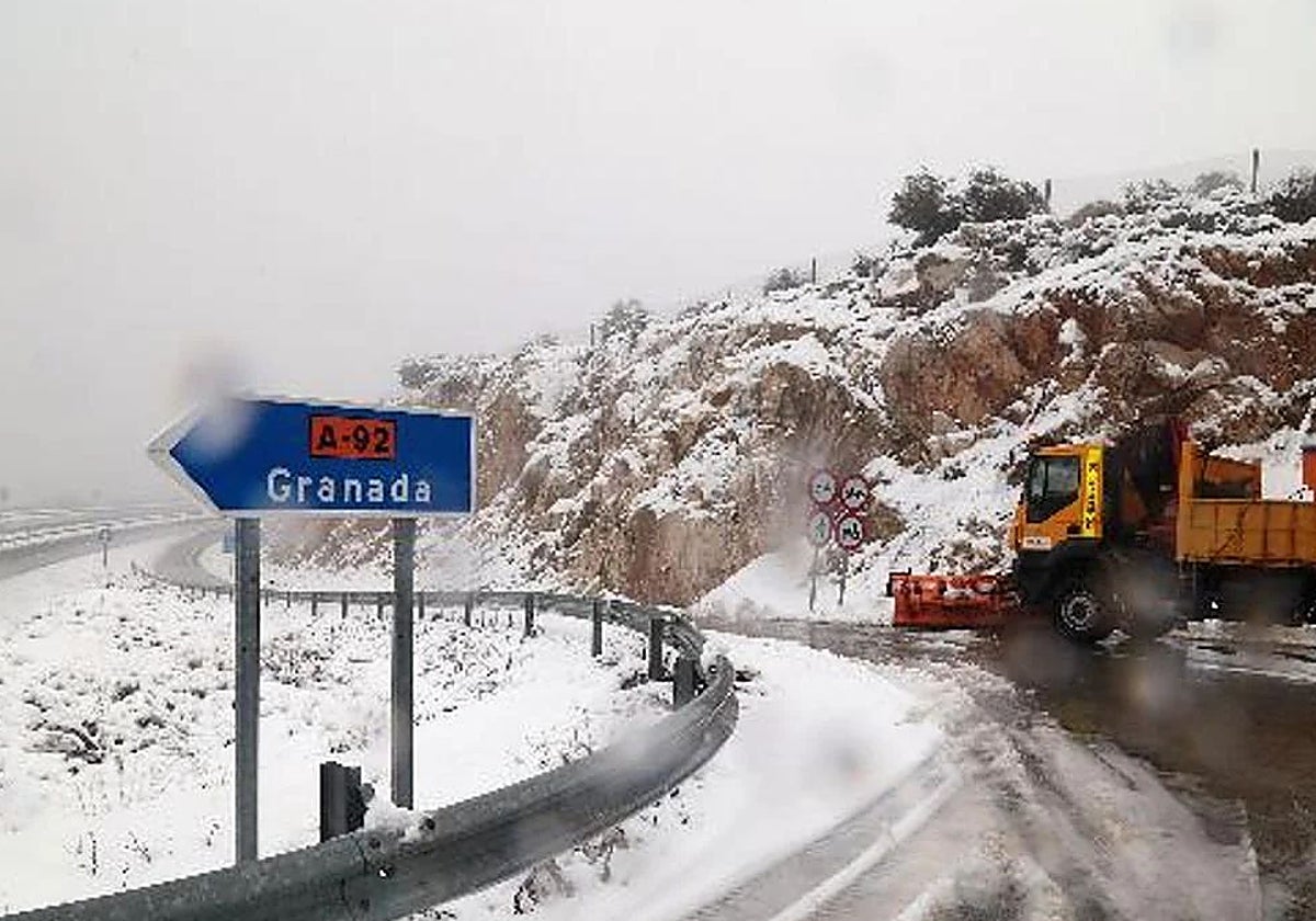 Una carretera nevada en Granada