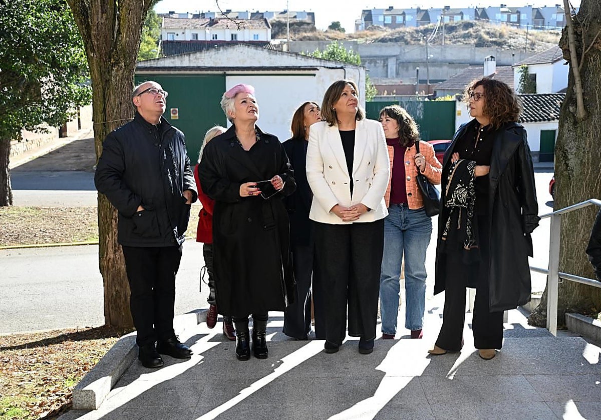 La consejera de Economía ha visitado la localidad guadalajareña de Villanueva de la Torre