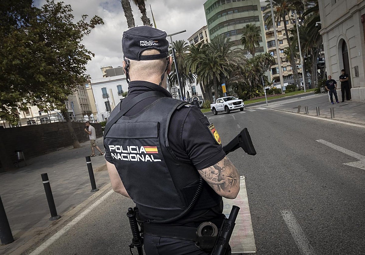 Un policía ncional en labores de vigiliancia en las calles