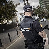 Un policía nacional, en coma tras una agresión en la calle con una piedra en Valencia