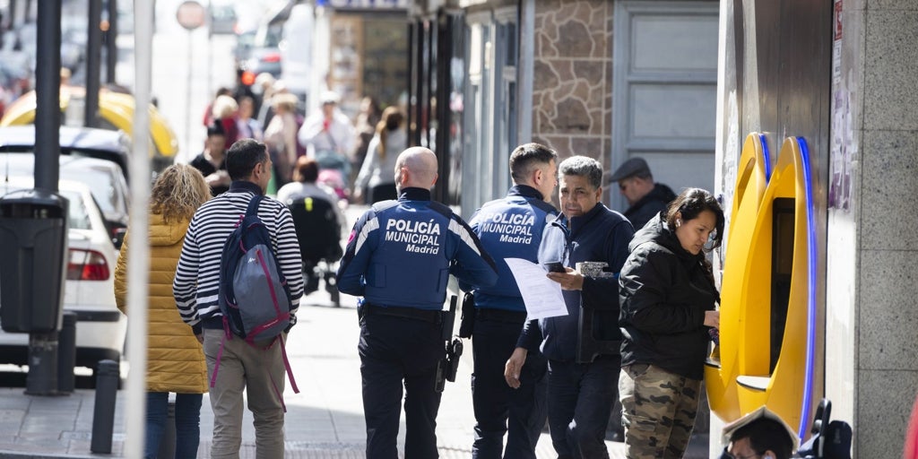 Detenido en Vallecas un hombre buscado por tráfico de drogas y con documentos falsos que casi arrolla a un menor