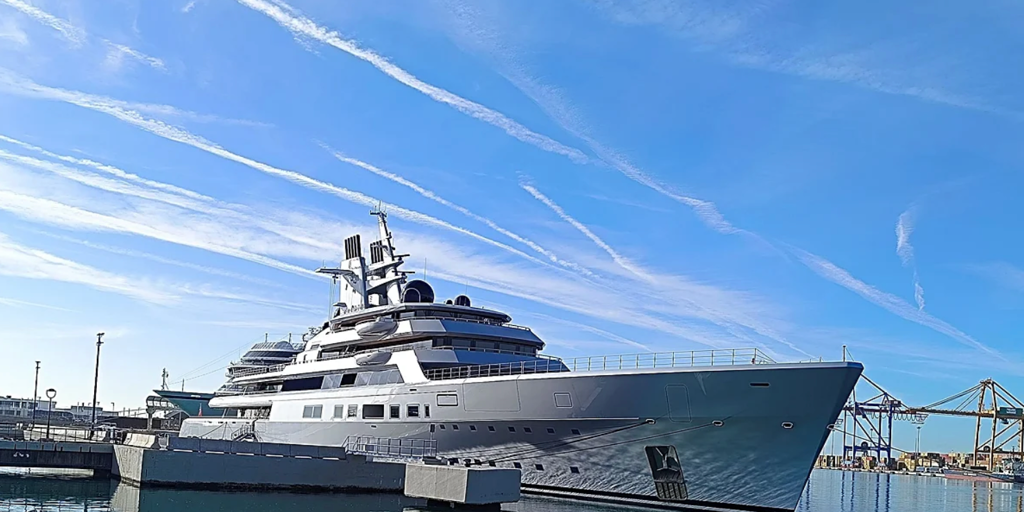 El 'Dragonfly', el megayate de 450 millones de dólares del cofundador de Google, hace escala en Málaga