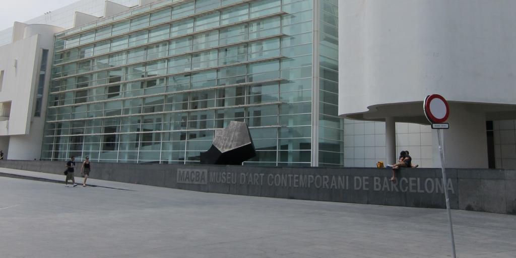 Detienen a un hombre por grabar a una mujer en los baños de un museo de Barcelona