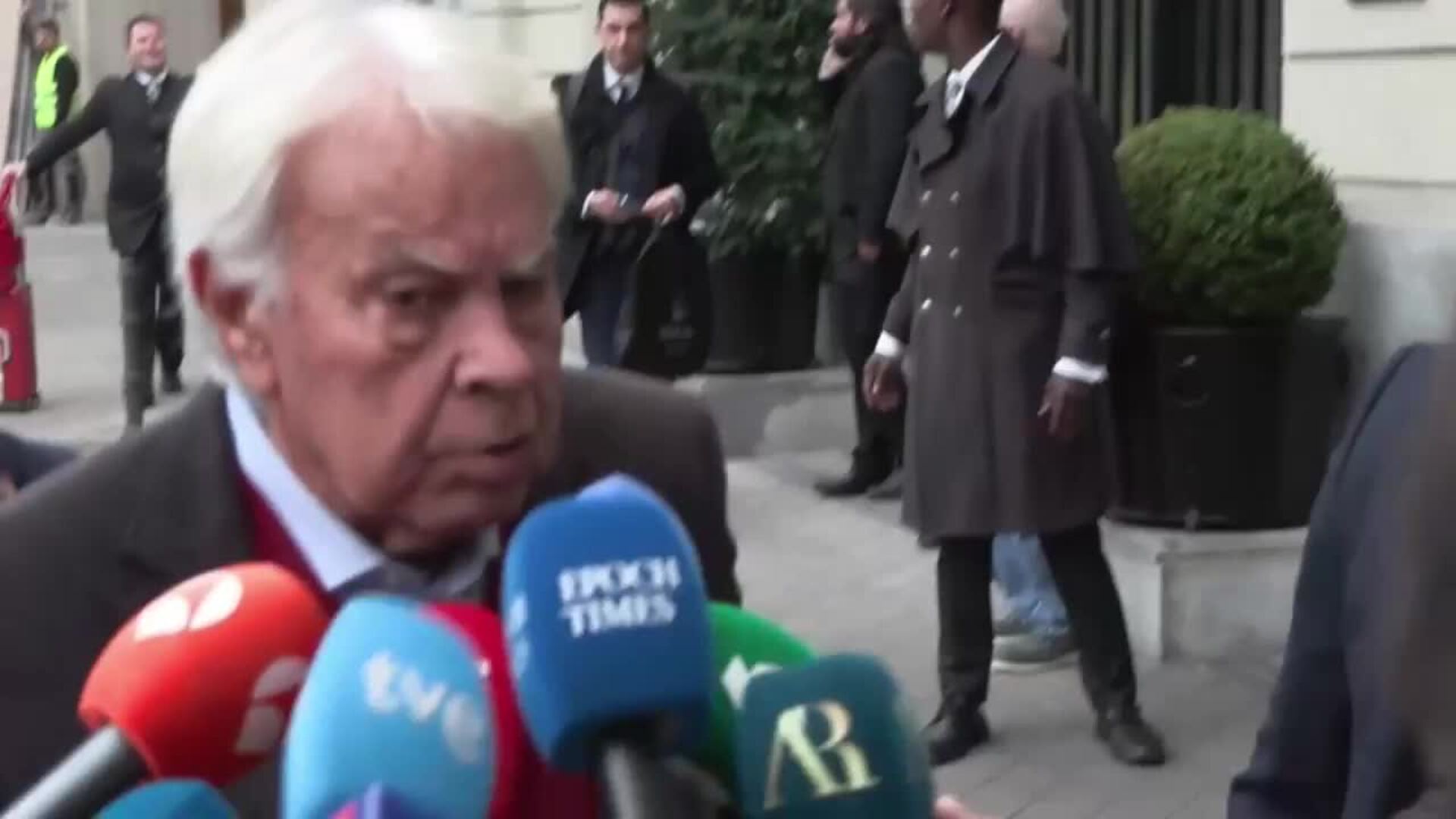 Llegada de Felipe González a la mesa redonda &quot;La España despoblada&quot; en Madrid