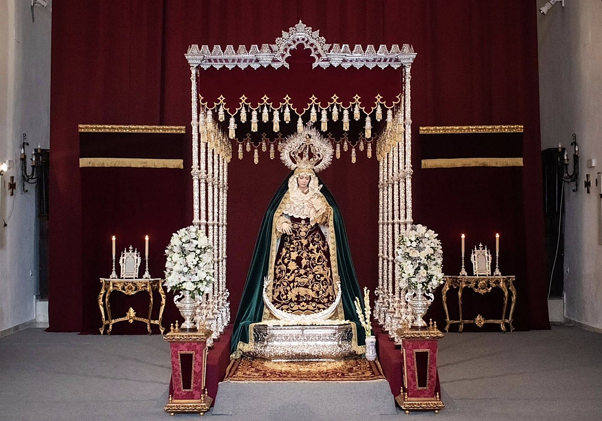 La Virgen del Rocío y Lágrimas, dispuesta bajo su palio califal para el besamanos
