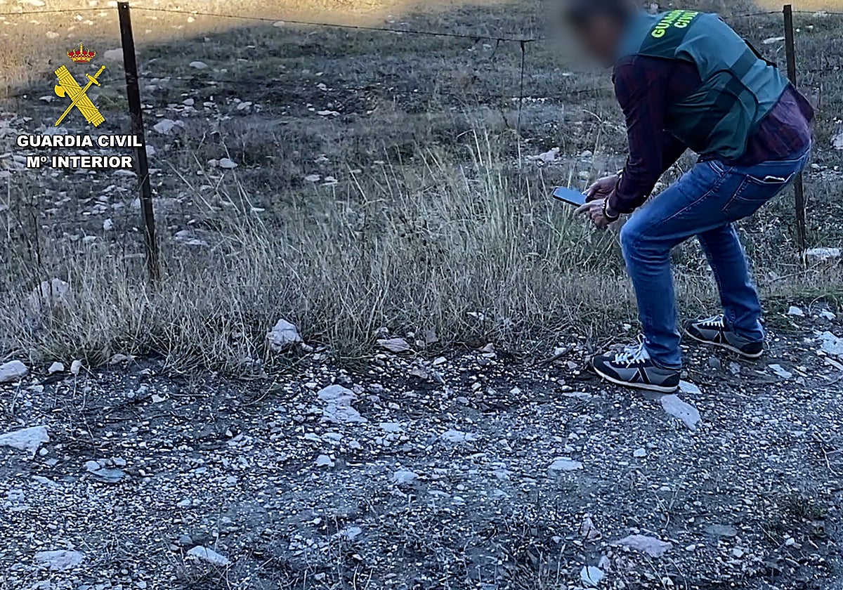 La Guardia Civil examina el lugar donde se produjo el homicidio