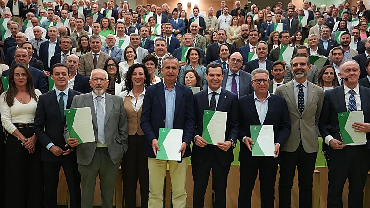 Foto de familia tras la entrega de las resoluciones de ayudas a más de un centenar de organizaciones hortofrutícolas