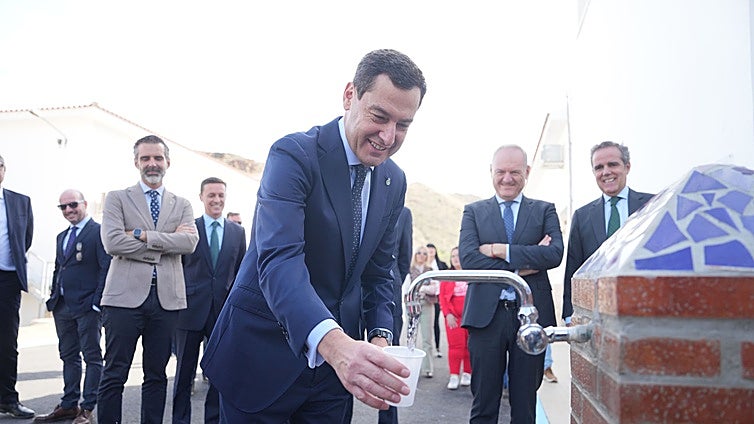 Juanma Moreno anuncia un incremento en las políticas de agua para alcanzar 800 millones en los presupuestos de 2026