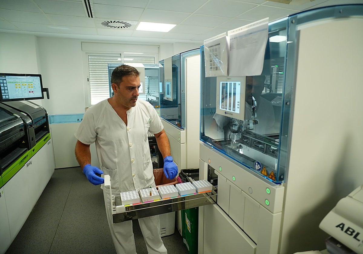 Laboratorio de Análisis Clínicos del Hospital de Valme, en una imagen de archivo