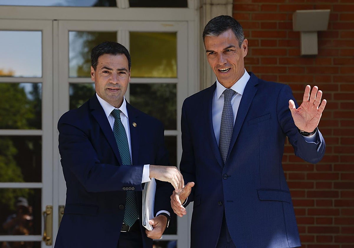 El lendakari Imanol Pradales, y el presidente del Gobierno. Pedro Sánchez, durante la Comisión Bilateral celebrada en julio
