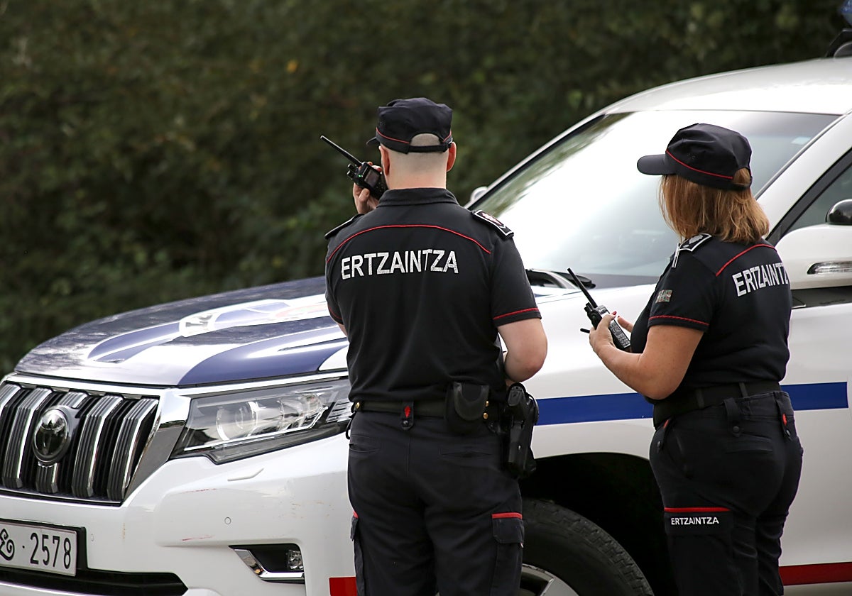 Una patrulla de la Ertzaintza durante una detención