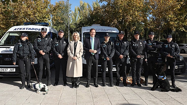 Tras la atención a medios, los responsable municipales posan junto a los agentes de la Policía Local y de la Unidad Canina