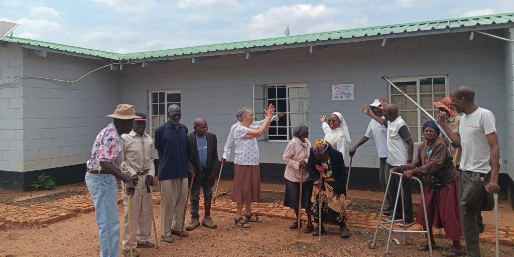 La hermandad de la Agonía de Córdoba coopera en la rehabilitación de una residencia en Zimbabue