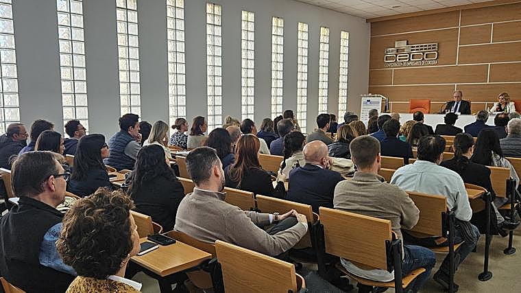 Imagen de los empresarios que acudieron al acto con la directora de Relaciones Laborales de CEOE