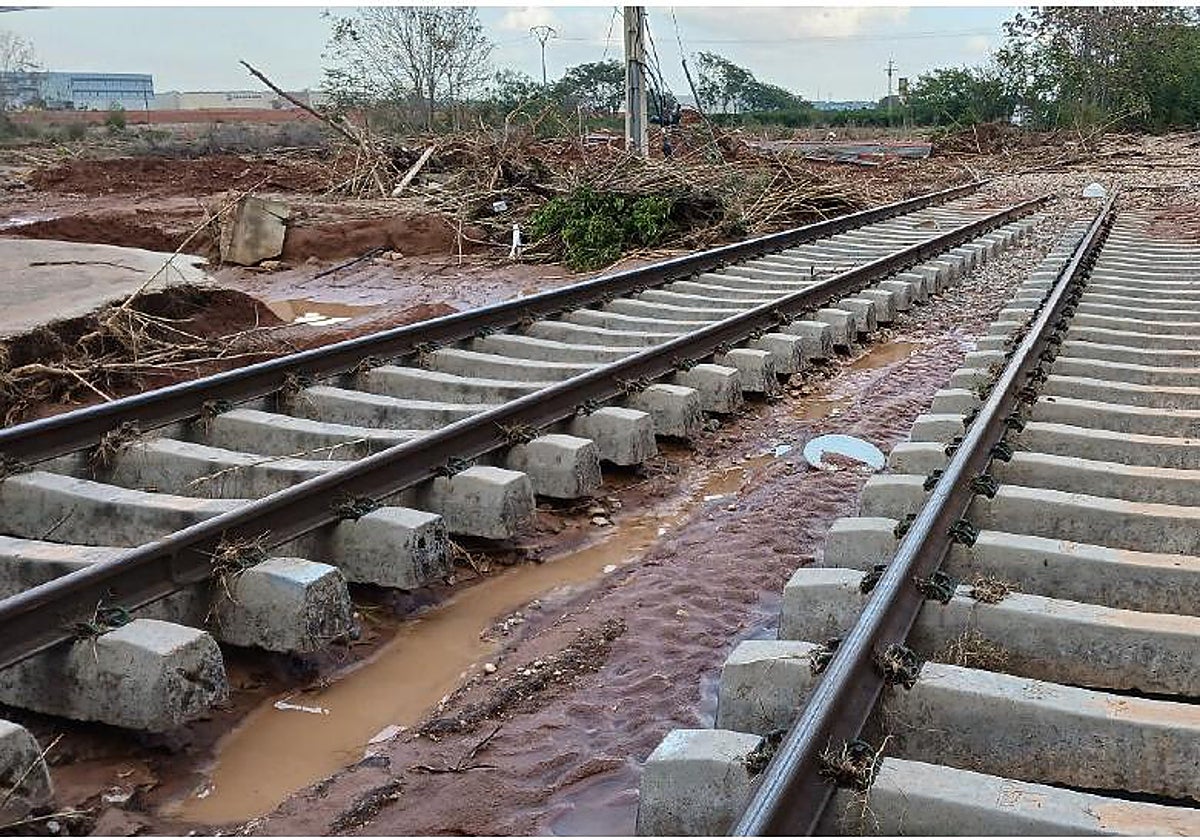 Imagen de la línea C-3 de Cercanías Valencia tras el paso de la dana
