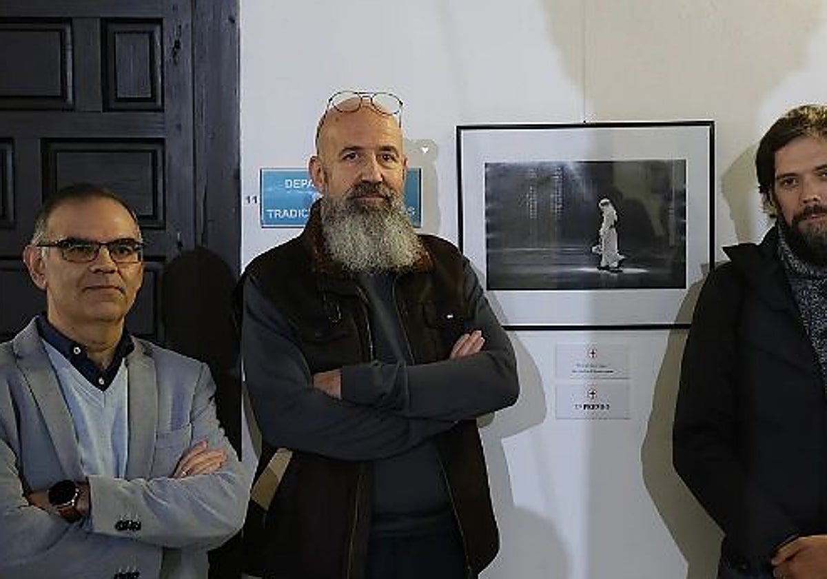 Juan Luis Seco de Herrera, en el centro, fotografiado en 2022, con su obra, que ganó el primer premio del Concurso de Semana Santa