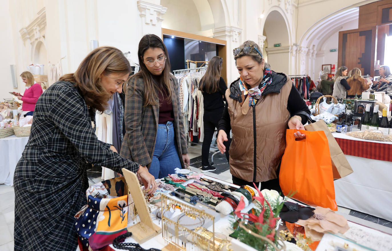 La inauguración del baratillo de Navidad de Adevida en Córdoba, en imágenes