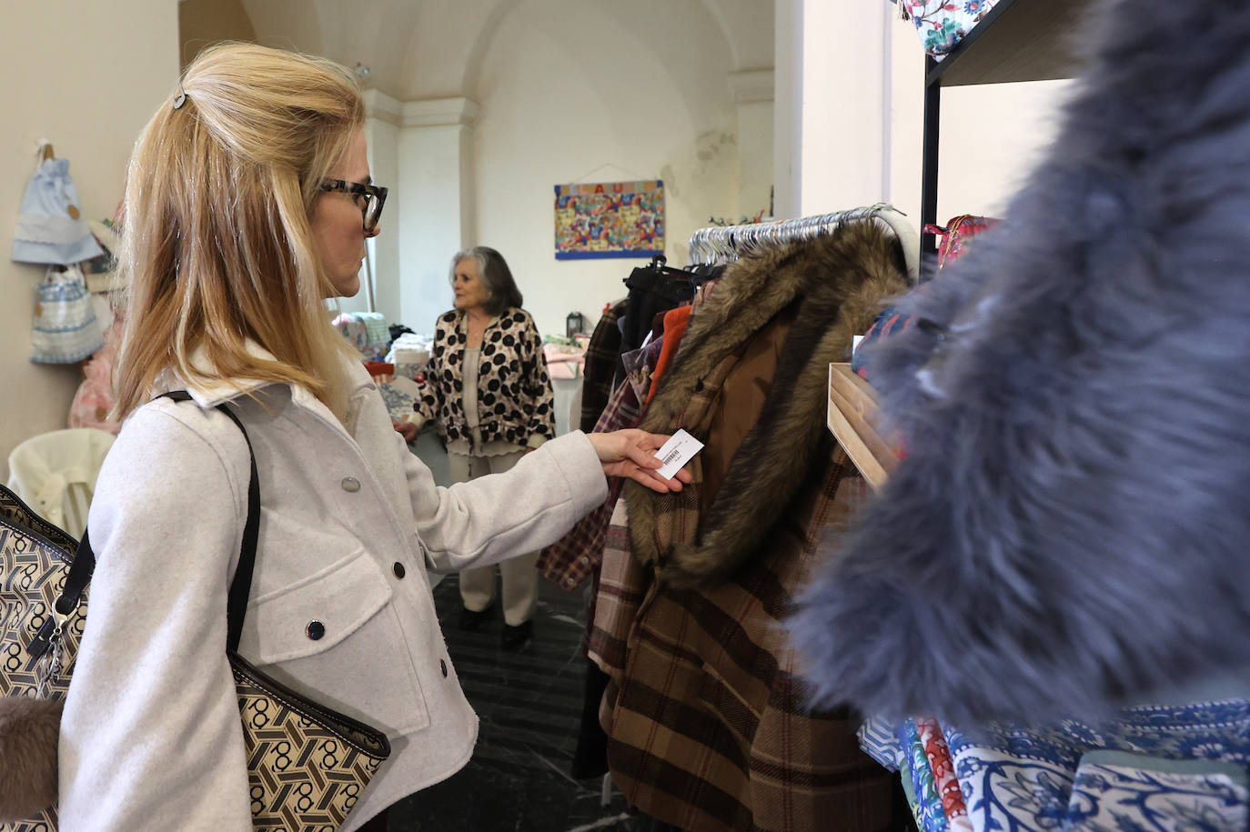La inauguración del baratillo de Navidad de Adevida en Córdoba, en imágenes