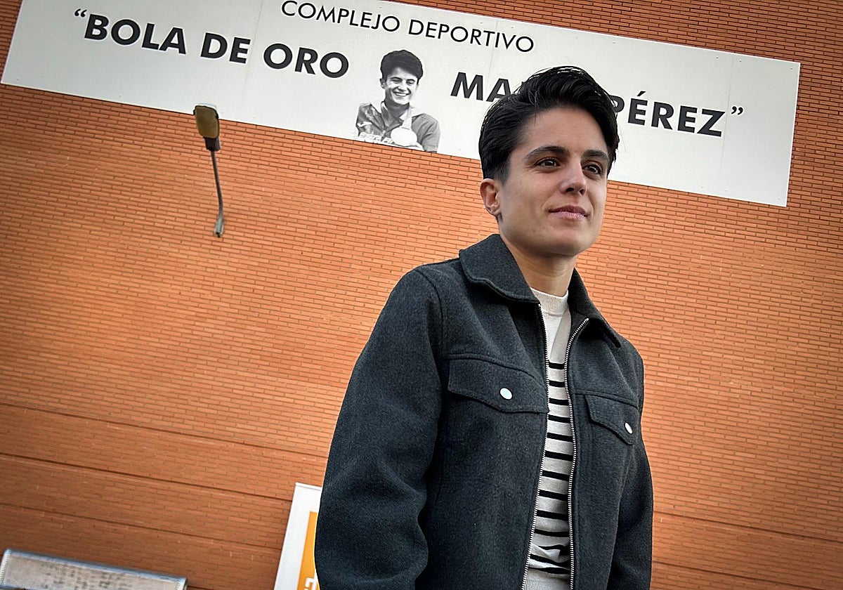 María Pérez, ante la fachada del complejo deportivo que desde hoy recuerda su figura y sus éxitos