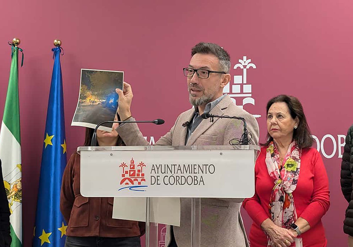 El concejal José Antonio Romero muestra fotografías con las zonas con problemas