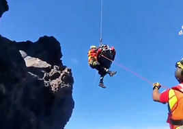 Rescatado en helicóptero un pescador accidentado en un acantilado en Tenerife