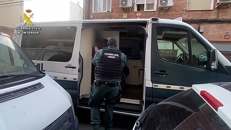 Dos detenidos por robar con fuerza relojes inteligentes, móviles o patinetes en comercios de Daimiel