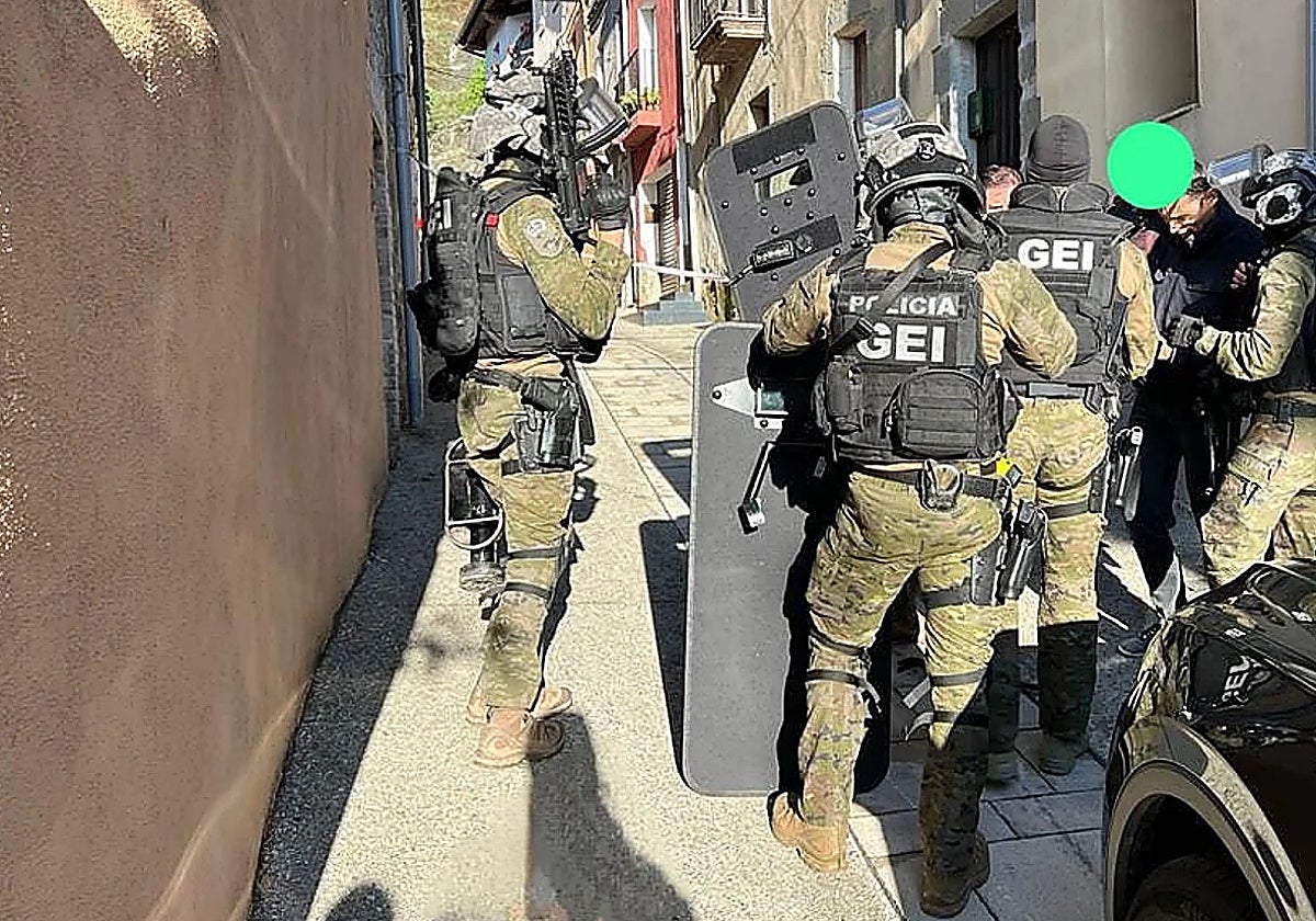 Despliegue de la unidad de élite de los Mossos para detener al asesino del menor en Sant Hipòlit, el 1 de mayo de 2023