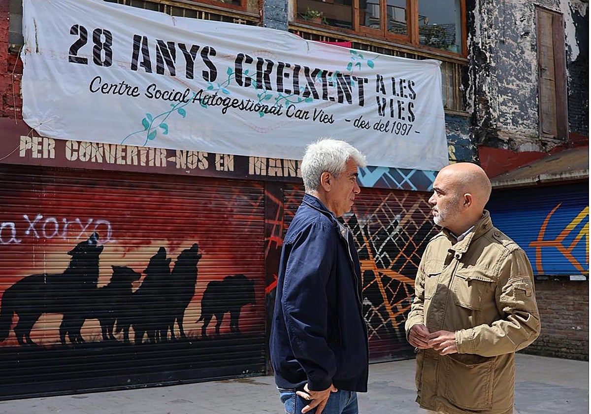 Daniel Sirera (d.), con el consejero popular de Sants José Antonio Calleja ante el edificio de Can Vies