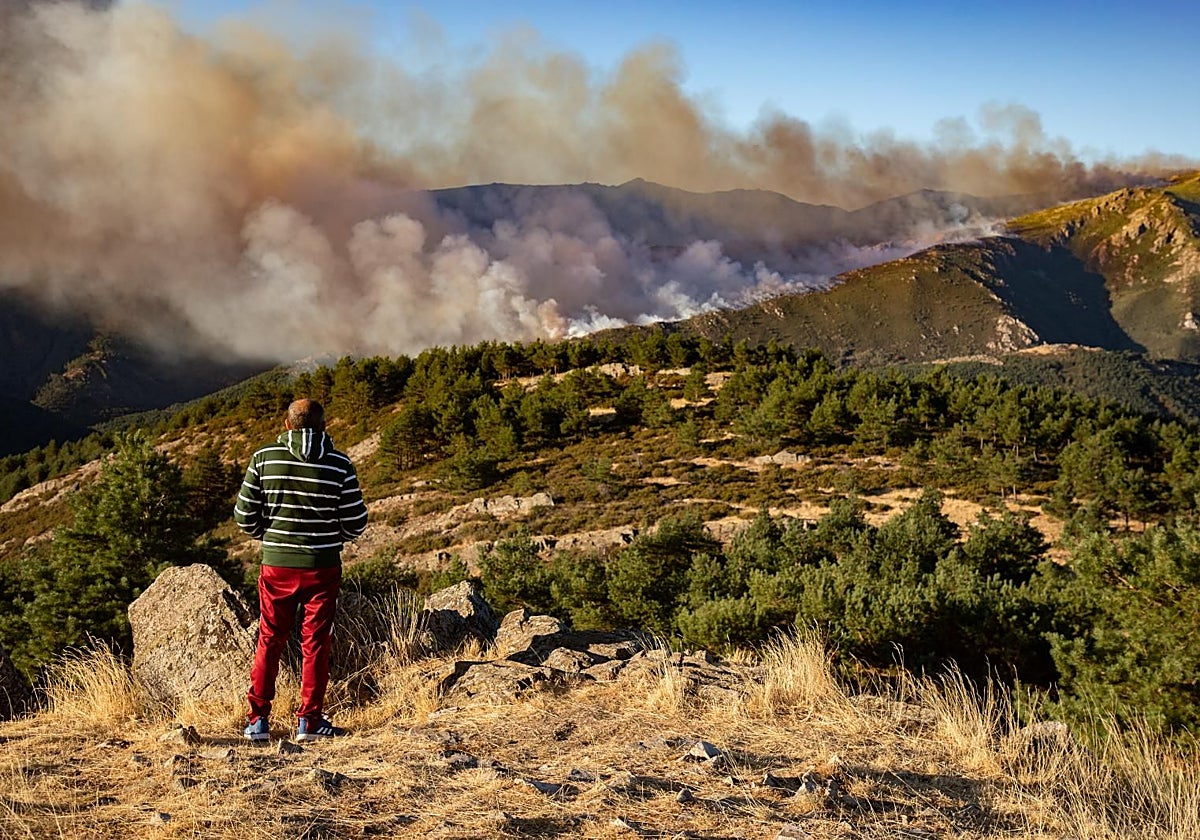 Foto de archivo del incendio del Pico del Lobo