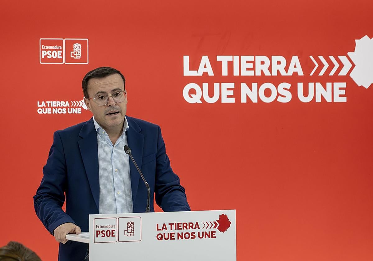 El candidato del PSOE a la presidencia de la Junta de Extremadura, Miguel Ángel Gallardo