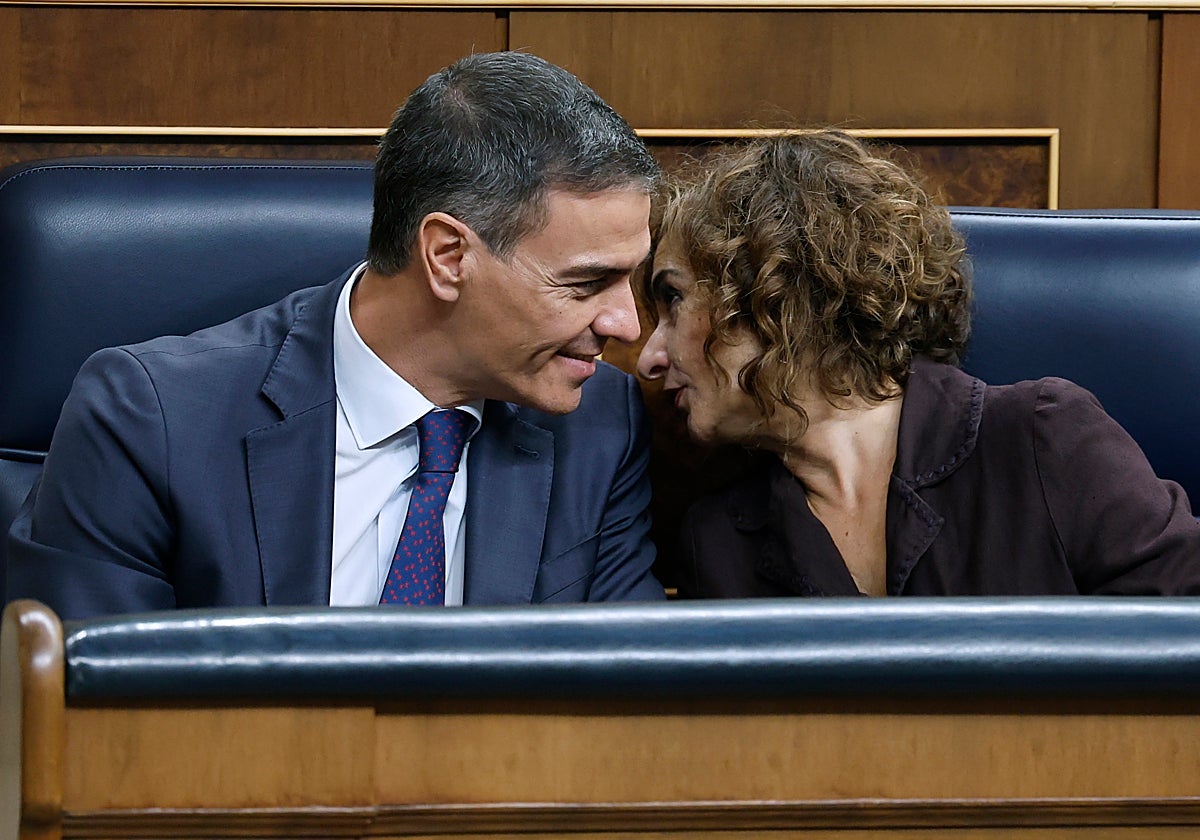 Pedro Sánchez y María Jesús Montero en el Congreso de los Diputados