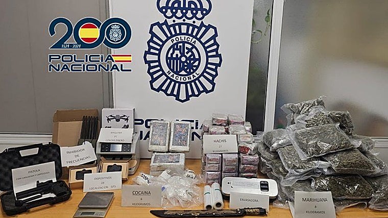 Foto del material incautado al ciudadano peruano residente en Cambados, entre el que hay una pistola