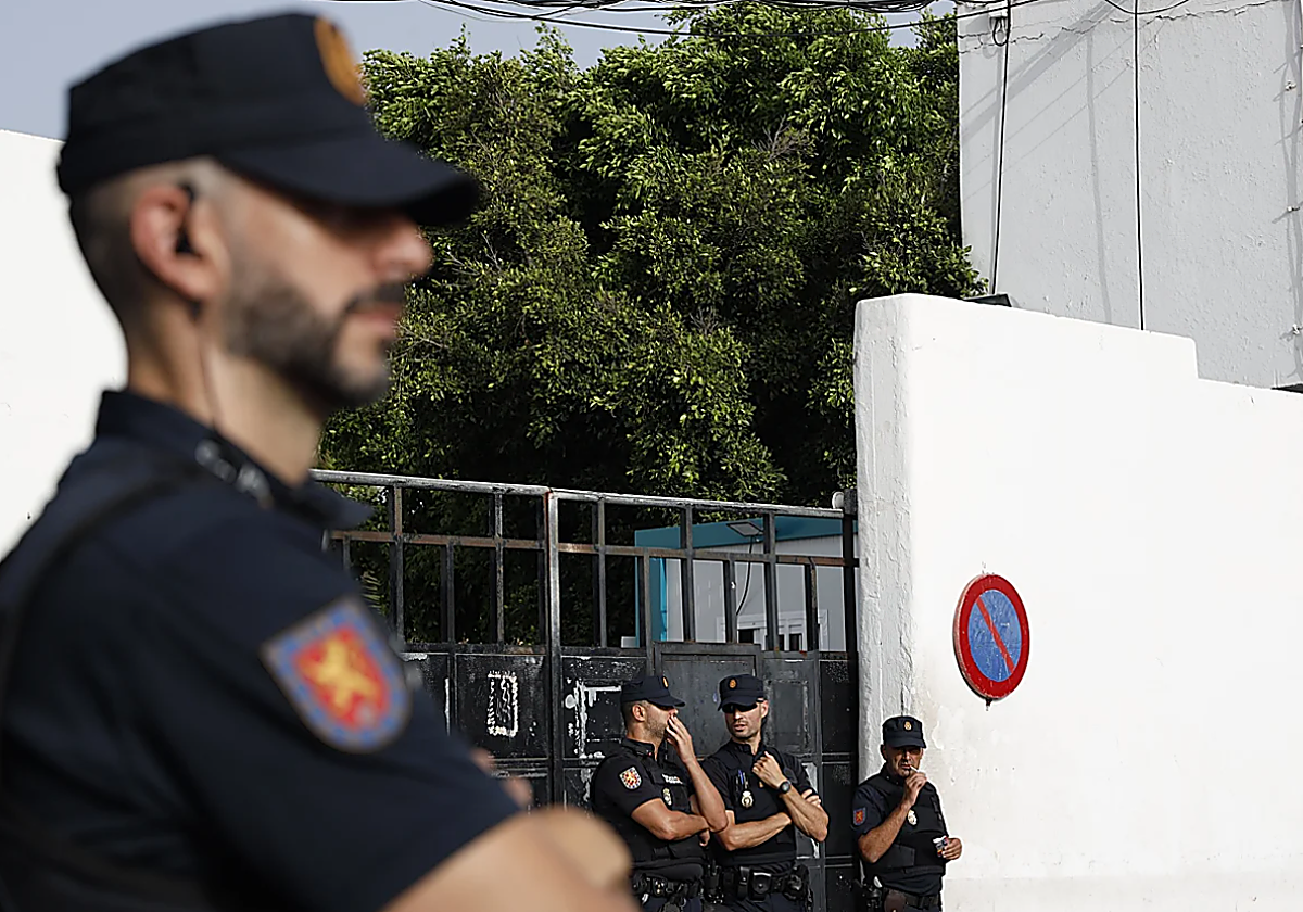 La puerta del centro de acogida de inmigrantes Canarias50 custodiado por la Policía Nacional