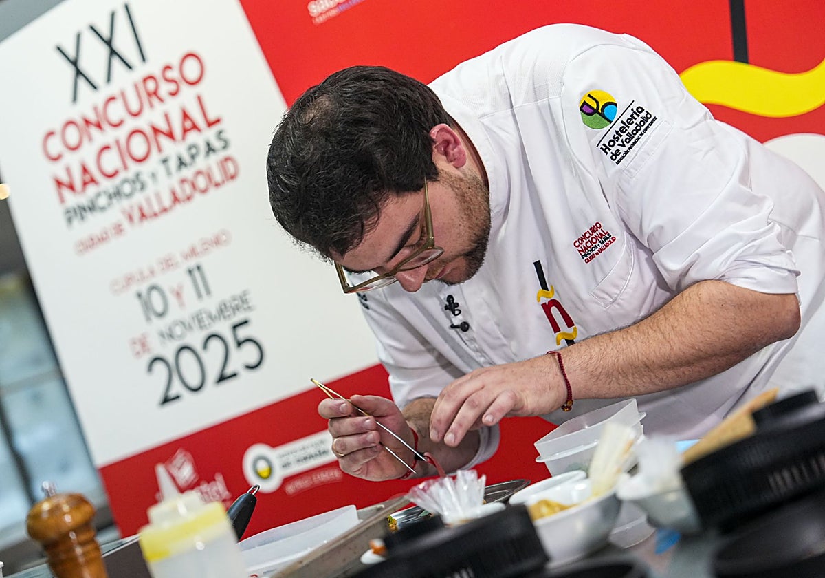 El chef vallisoletano Alejandro San José, durante la elaboración de la tapa ganadora ante los medios de comunicación