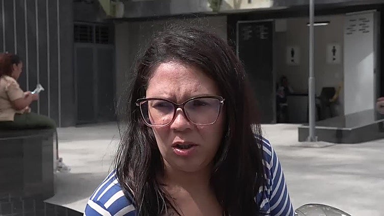 Venezolanos priorizan el costo de la vida frente a la llegada del portaaviones estadounidense al Caribe