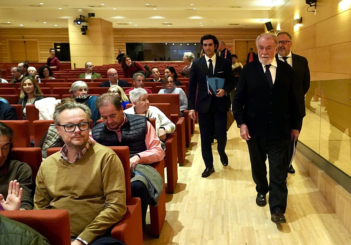 El exministro del Interior y presidente de la Fundación NEOS, Jaime Mayor Oreja, presenta el informe 'España en el abismo'