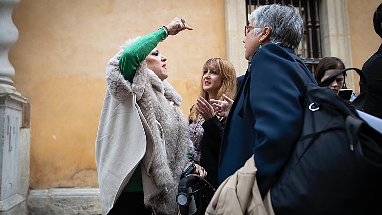 La presidenta de la asociación feminista, increpando a la ministra