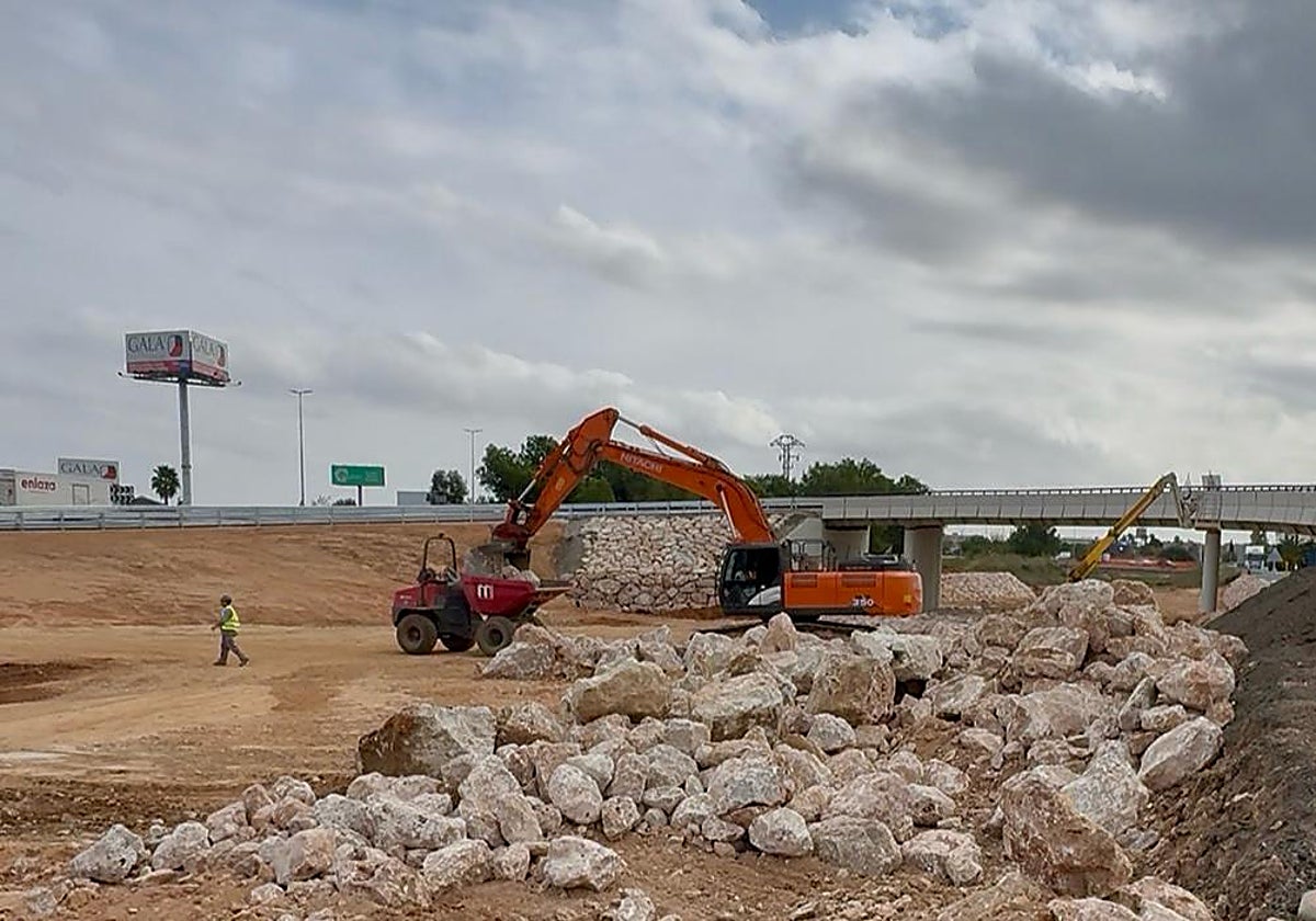 Imagen de las obras de reparación en el puente que da acceso al centro comercial Bonaire