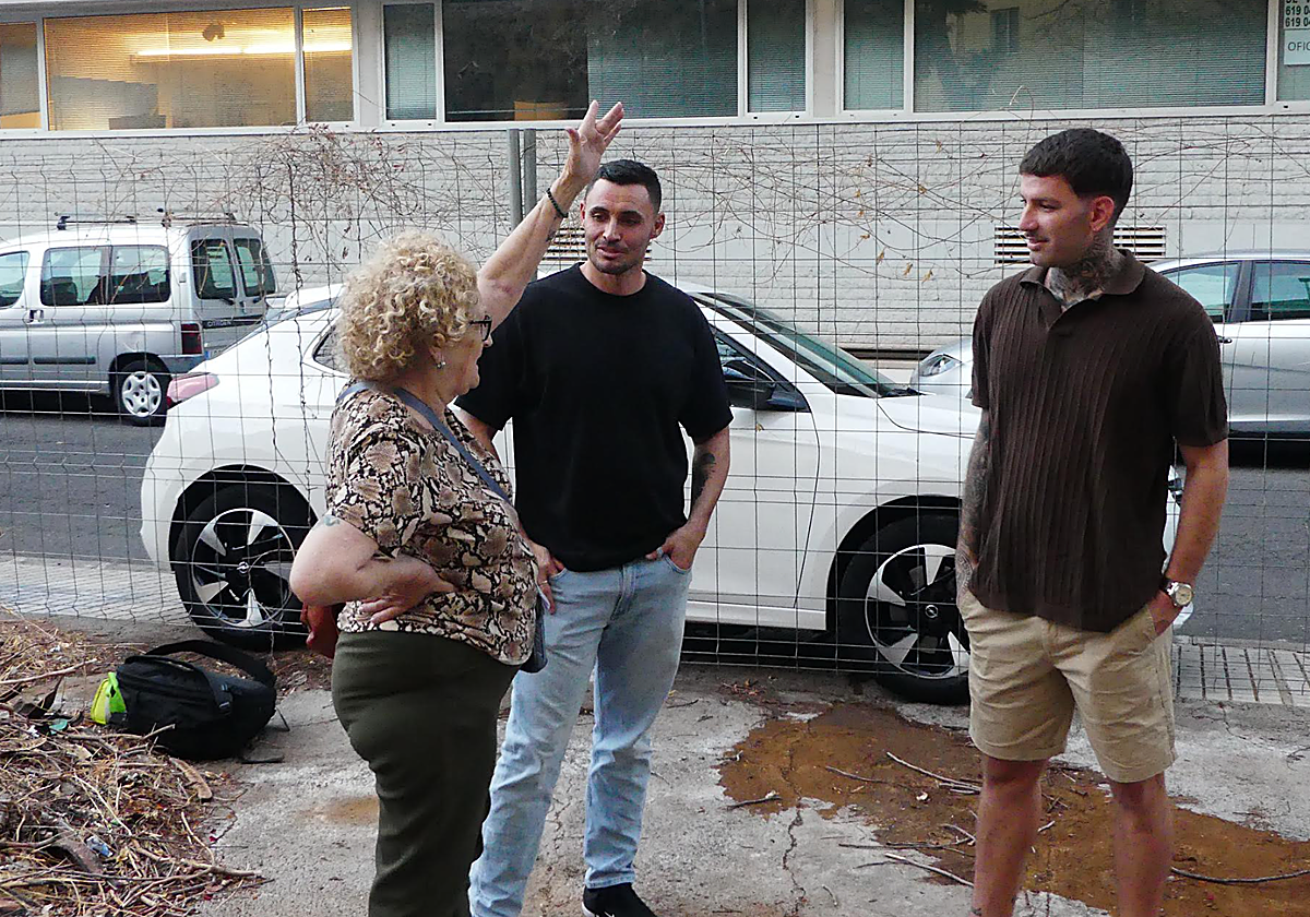 Representantes de Drago conversan con personas afectadas por la riada de 2008 en Santa Cruz de Tenerife