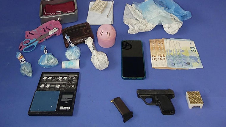 Una pistola, entre las incautaciones a un dominicano en la 'operación Calatrava II', en Vilagarcía