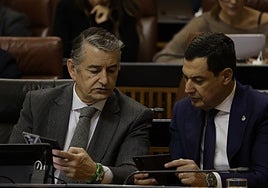Juanma Moreno y Antonio Sanz durante el pleno del Parlamento
