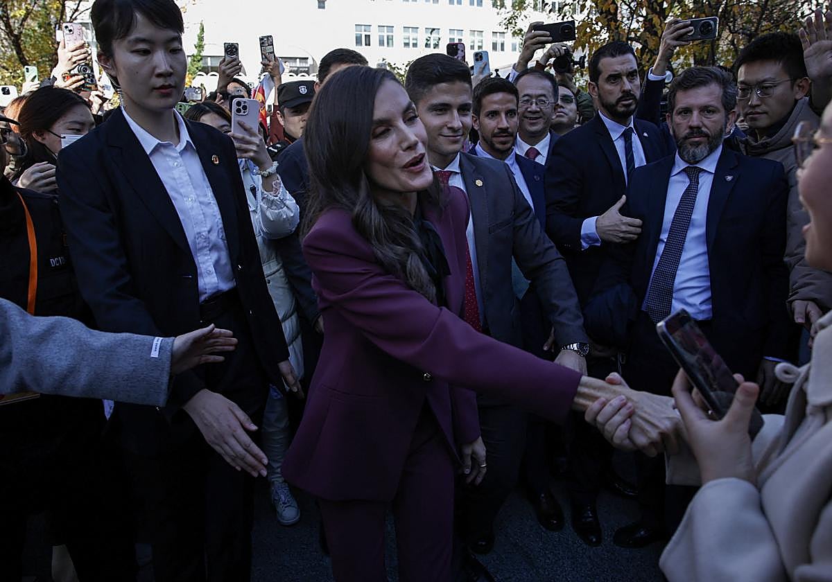 La reina Letizia de España saluda a los estudiantes de la Universidad de Estudios Extranjeros de Pekín, en Pekín, China