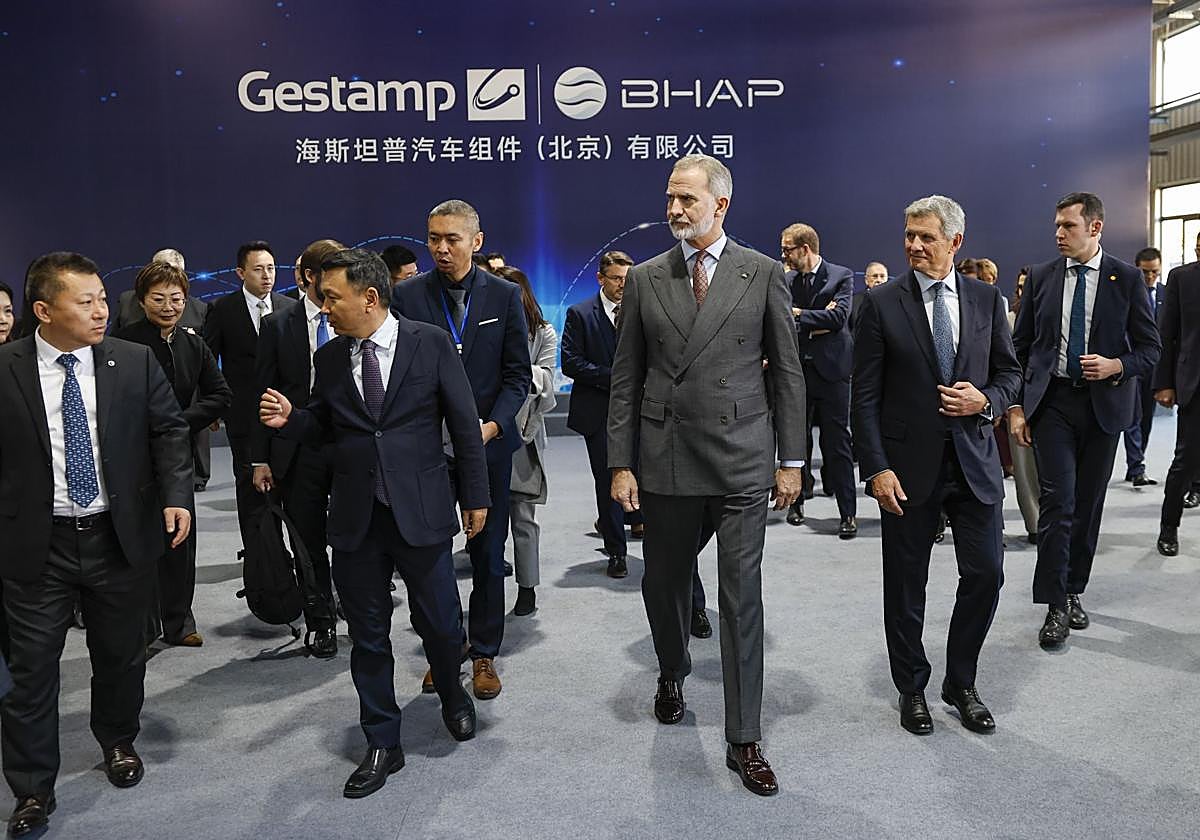 El Rey durante la visita a la fábrica de Gestamp